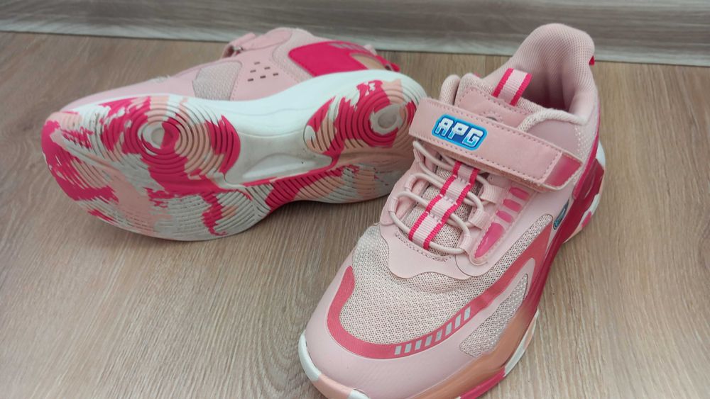 Маратонки NIKE и APG