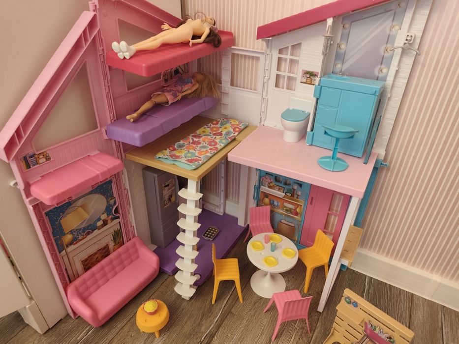 Трансформираща къща на Barbie с аксесоари +две барбита и мотор подарък