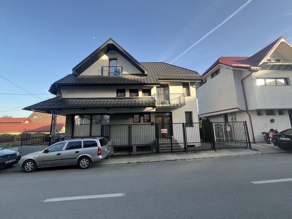 Casa cu spatiu comercial la parter