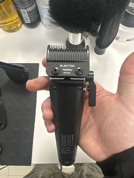 Vand Rovra Voron impreuna cu un trimmer babyliss cu lame noi pe el