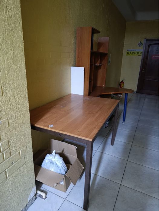 Стол конкретнный