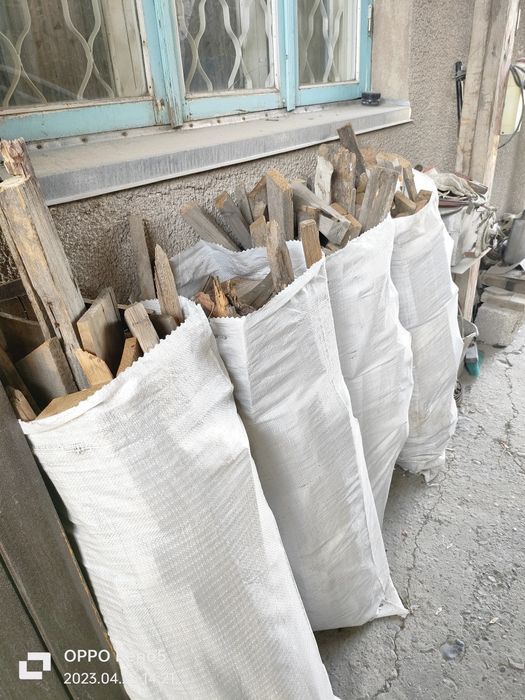 Дрова пиленные в мешках