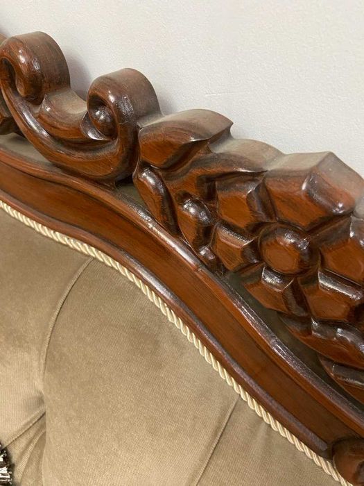 Продается диван в стиле барокко из массива дерева