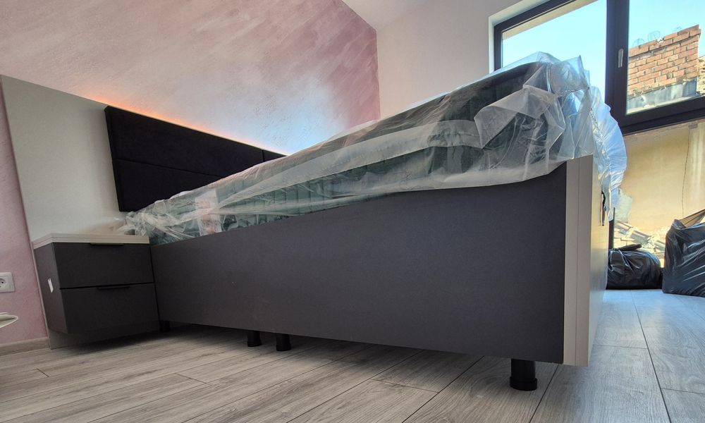 Dormitor matrimonial complet premium – Pat 180x200 cu somieră, măsuță de machiaj și LED – Ca nou