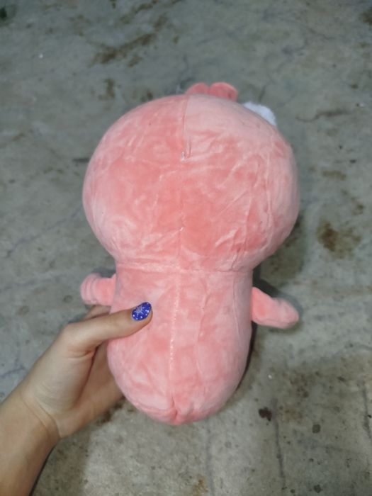 МягкаЯ плюшевая игрушка в виде циплёнка с маской на голове.