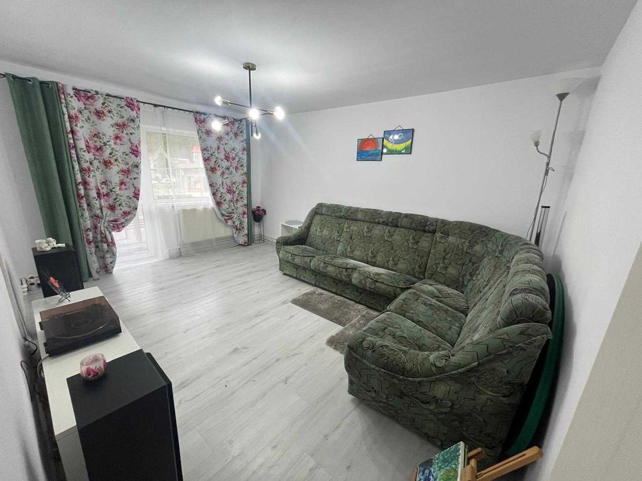 Vand apartament 3 camere spațios în Slănic Moldova