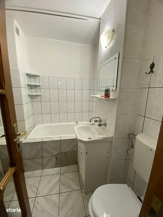 2 DECOMANDATE la etajul 2, centrala, bucatarie mare, boxa, Bicaz