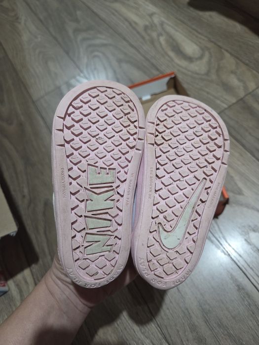 Обувки за момиче Nike
На Nike широк модел, номер 23.5, стелка около 14