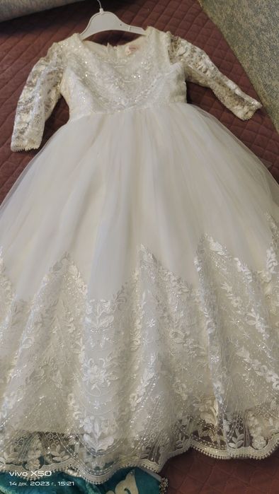 Белая пышная платье