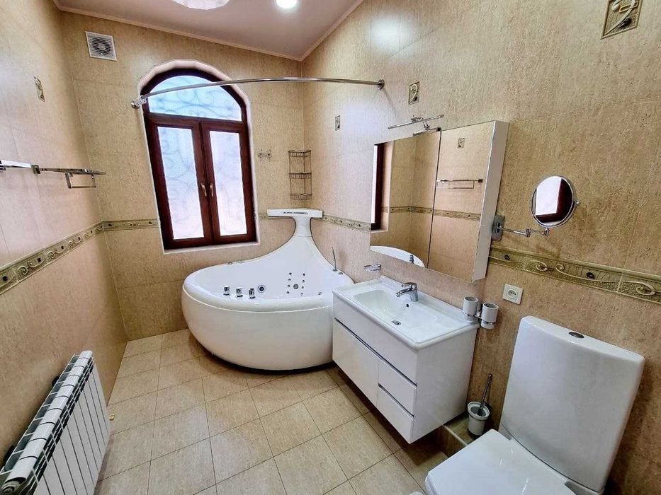 Огромный особняк с 10 сотками на Никитина