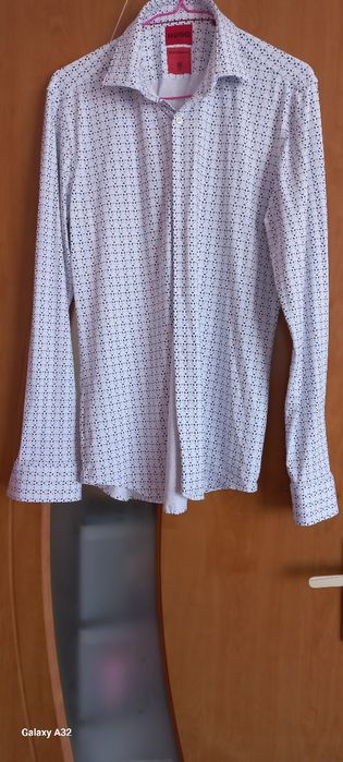 Vând camasa bărbătească  marca HUGO,slim fit