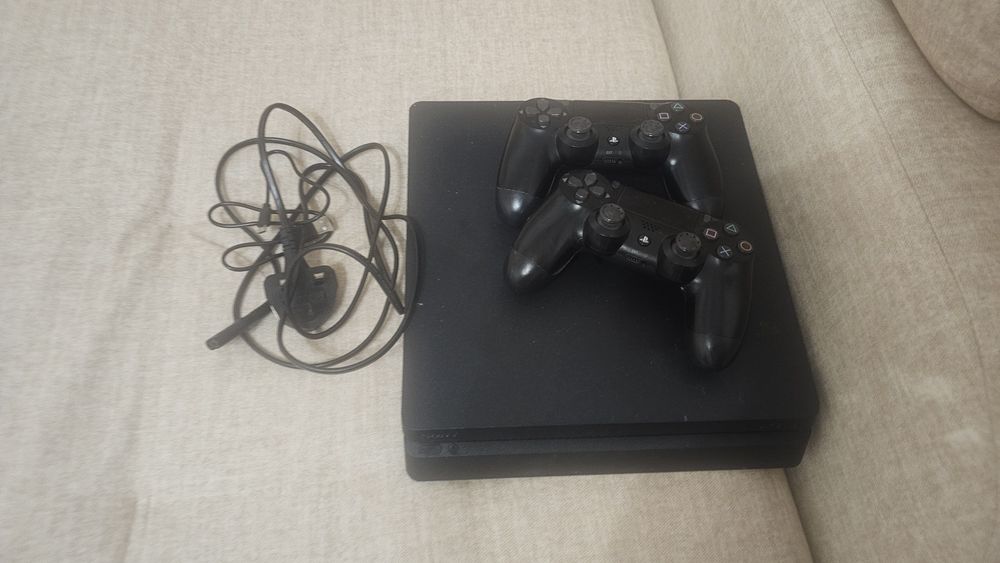 Продам PlayStation 4
