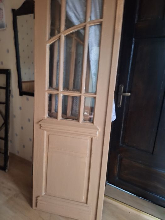 Стара двойна дървена врата