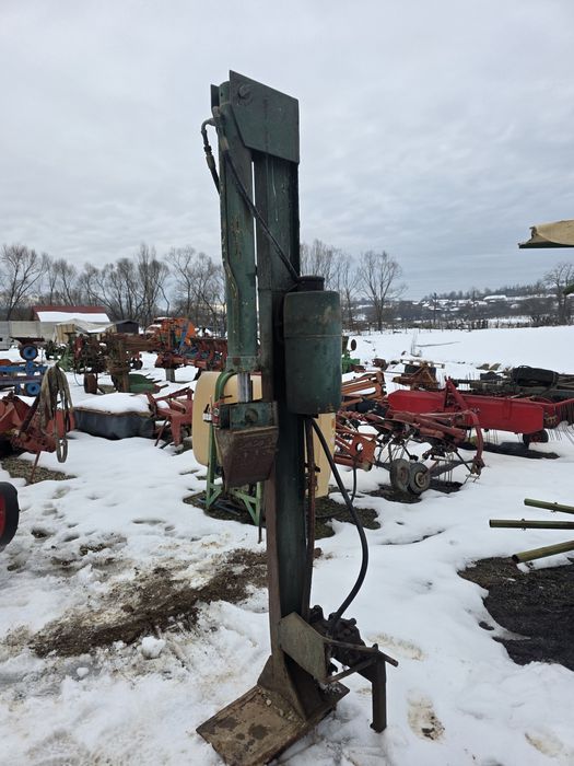Spargator lemn in tiranti la tractor cu pompa proprie  14 tone
