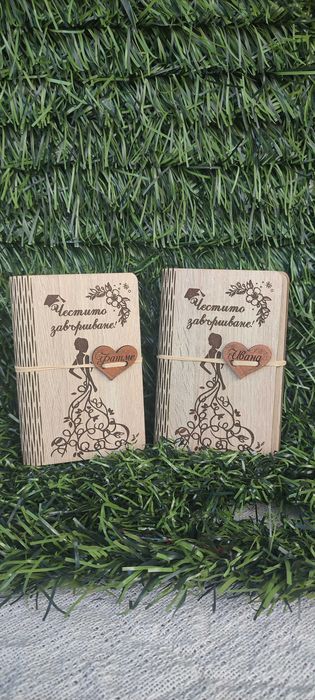 Картичка или плик от дърво за специален повод..