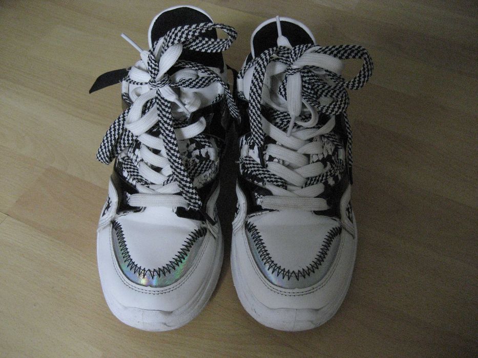 Топли сникърси и детски маратонки и обувки