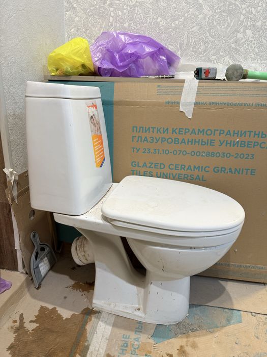 Раковина с тумбой, унитаз, зеркало