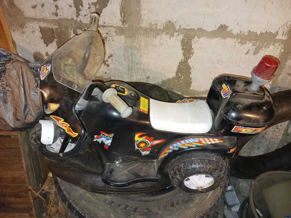 Машина детская и мотоцикл