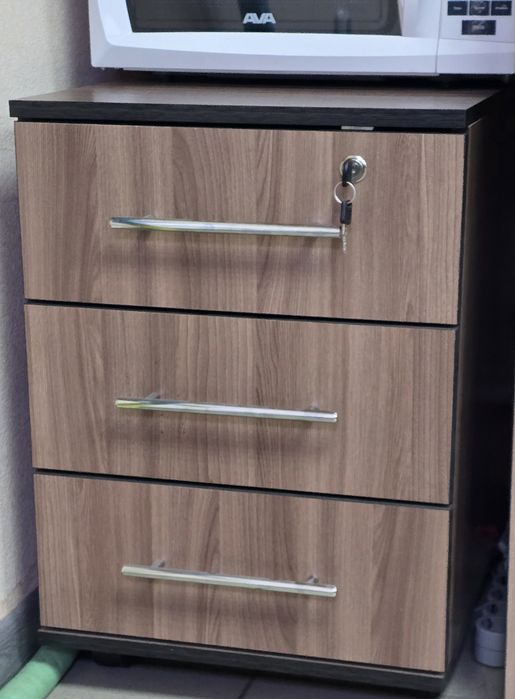 Офисные шкафы и столы