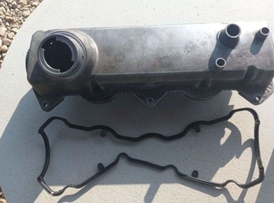 Capac culbutori Volkswagen Golf 4 cu garnitură nouă!