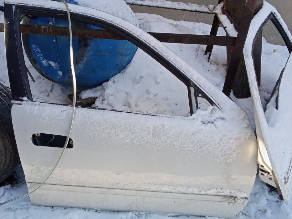 Продам двери тайота креста 90 кузов