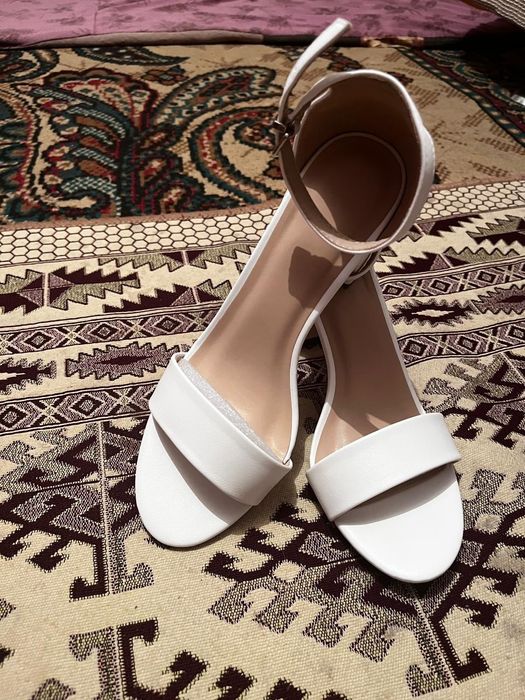 Продам обувь босоножки