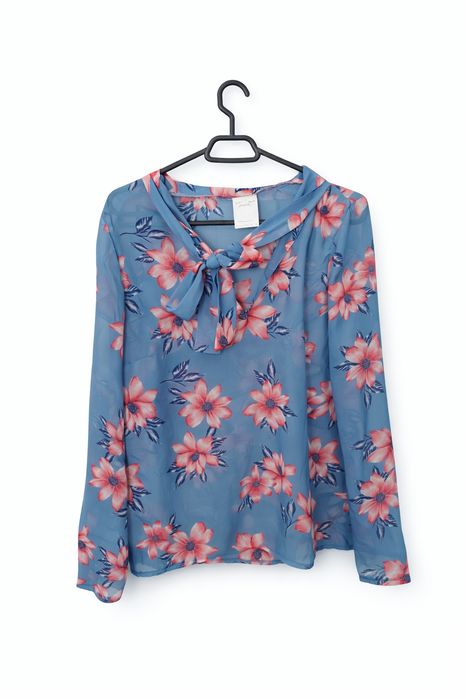 Bluză florală albastru pastel Joviale, cu fundă, mărimea S–M, nouă