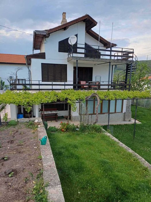 Триетажна къща в Балчик с морска панорама
