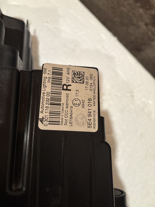 Десен фар Skoda Octavia 4