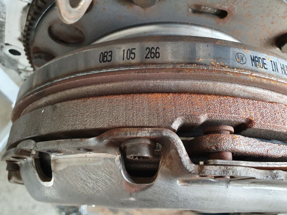 Volanta kit ambreiaj 0B3 105 266 Audi A4 B8 3.0 tdi CLAB cutie manuală