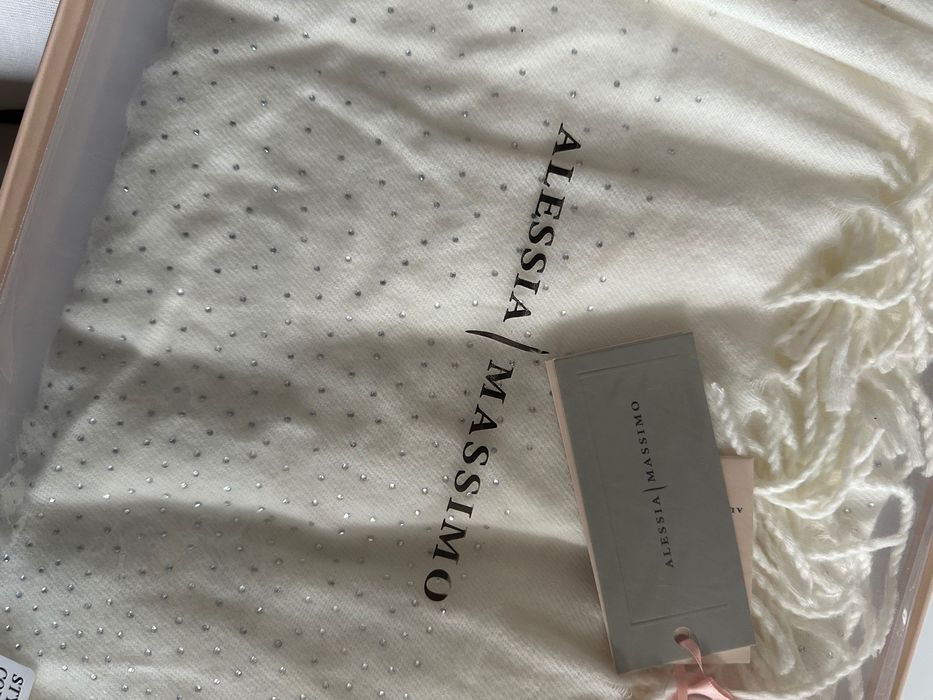 Бял шал чисто нов