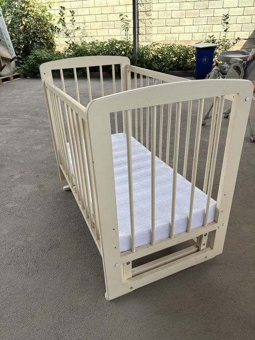 Манежка для ребенка и стул