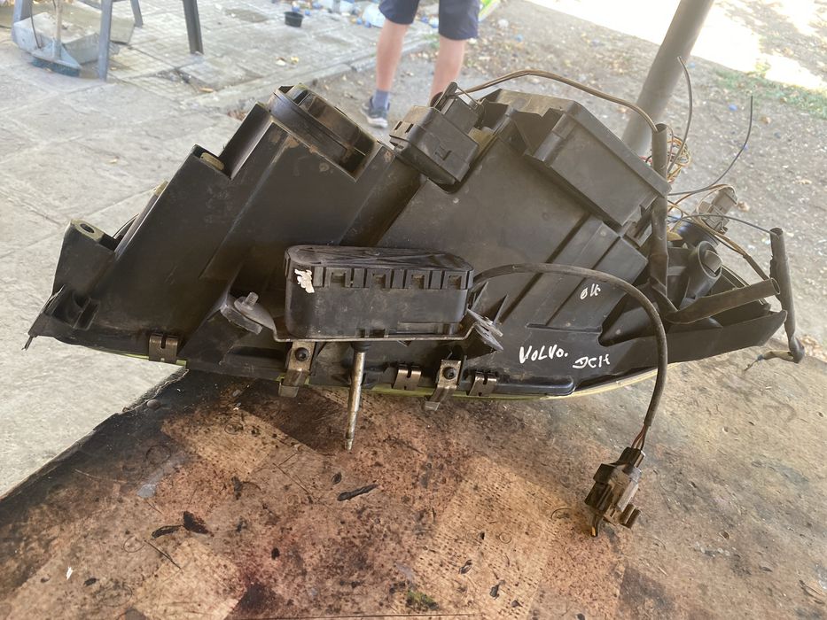 Десен фар ксенонов за волво s80