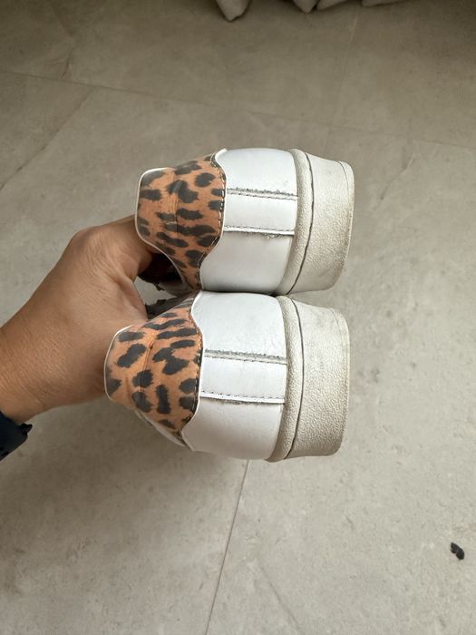 Суичър и маратонки, Adidas