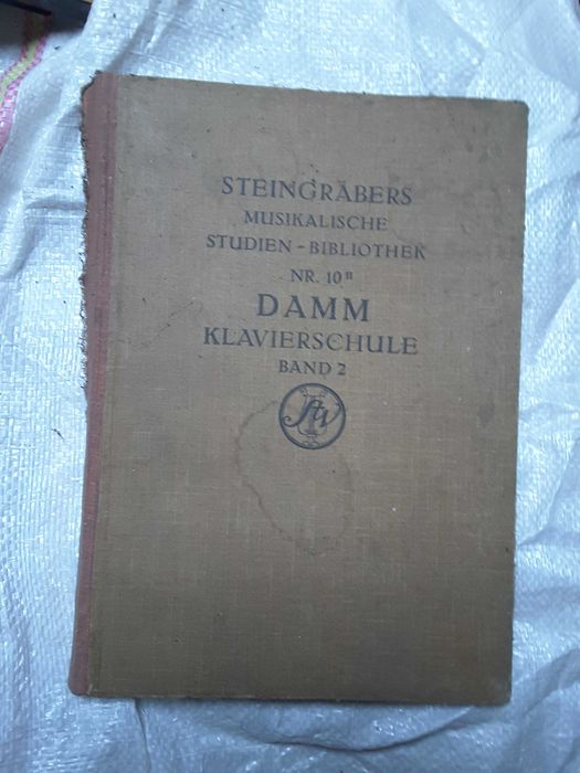 Vand diverse carti vechi si partituri vechi