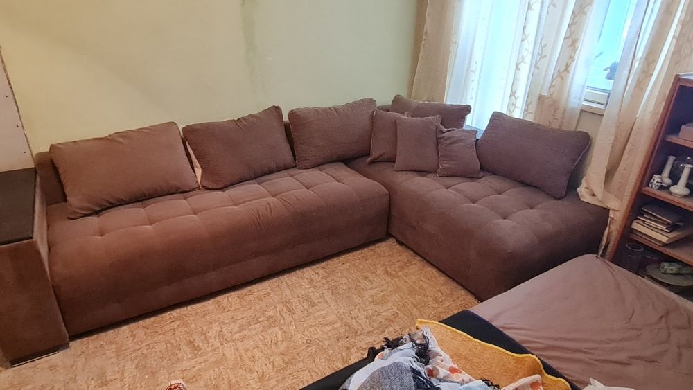 Голям диван със шест възглавници
