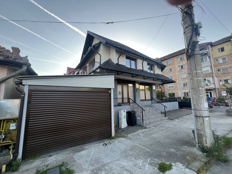 Casa cu spatiu comercial la parter
