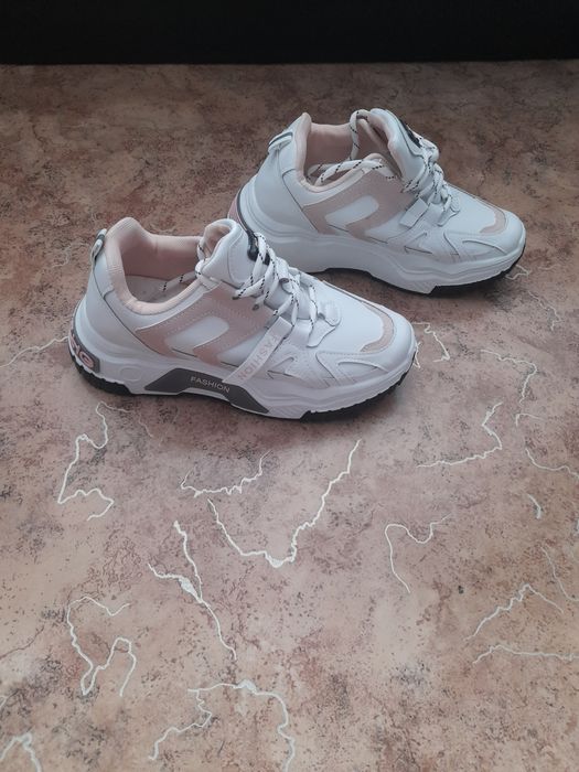 Кроссовки новые молодёжные  размер 37