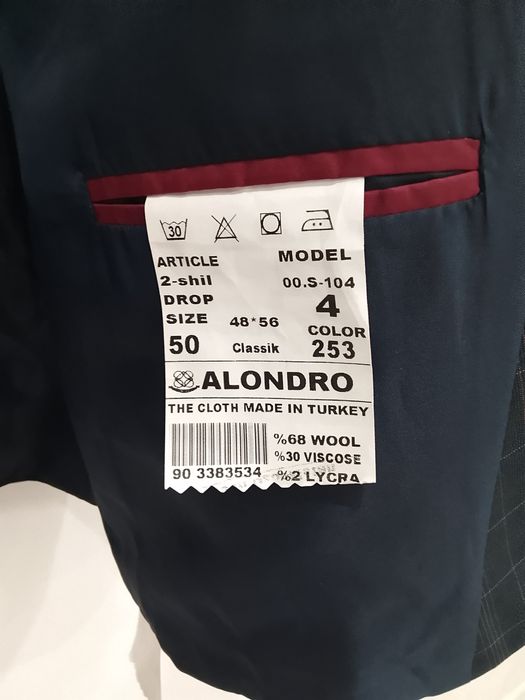 Продам. Костюм с рубашкой и брюками