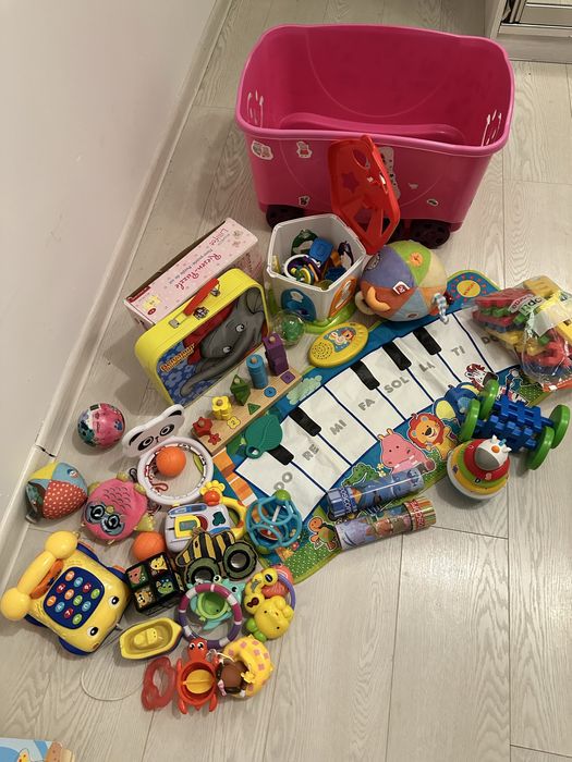 Продавам контейнер с детски играчки