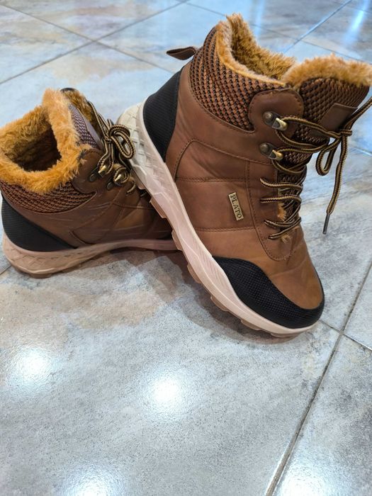 Маратонки Nike, Adidas