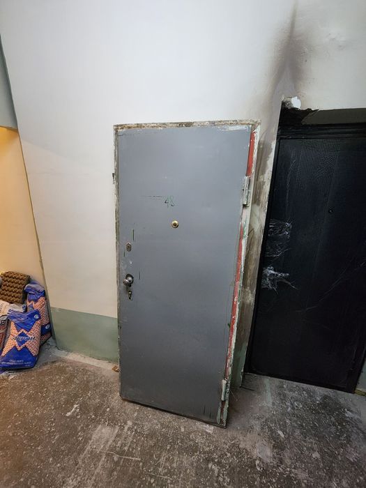 Temir eshik sotiladi