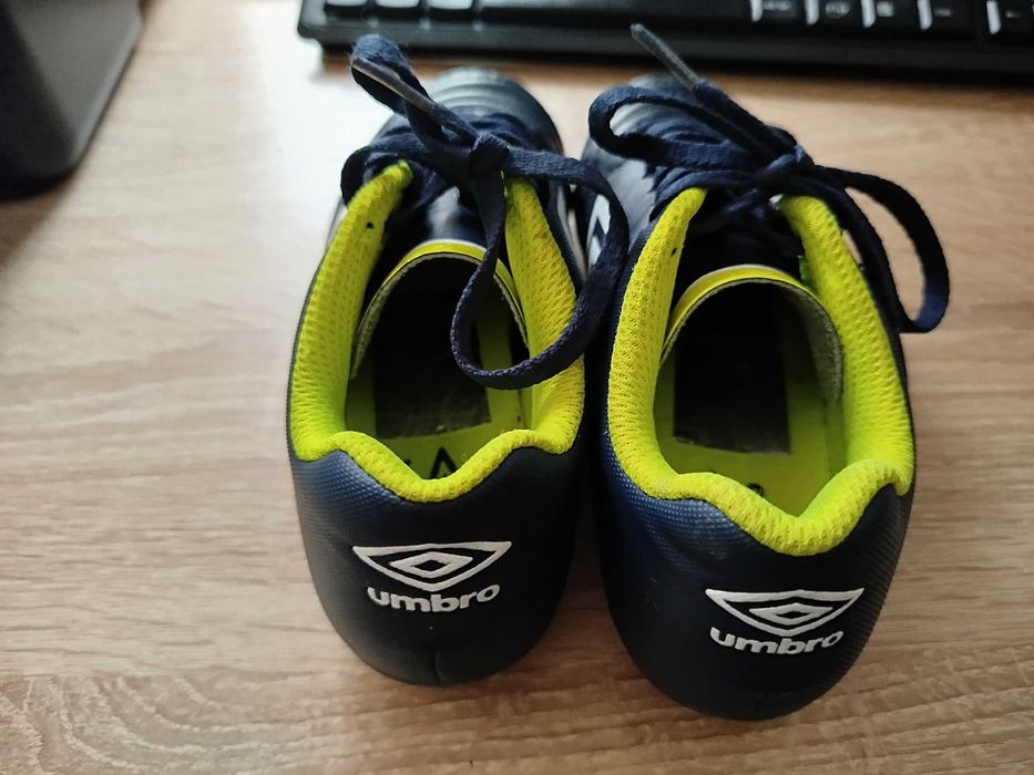 Футболни бутонки Umbro.