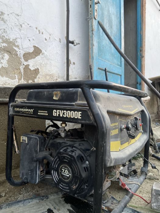 бензиновый генератор GRANDFAR GFV3000E.