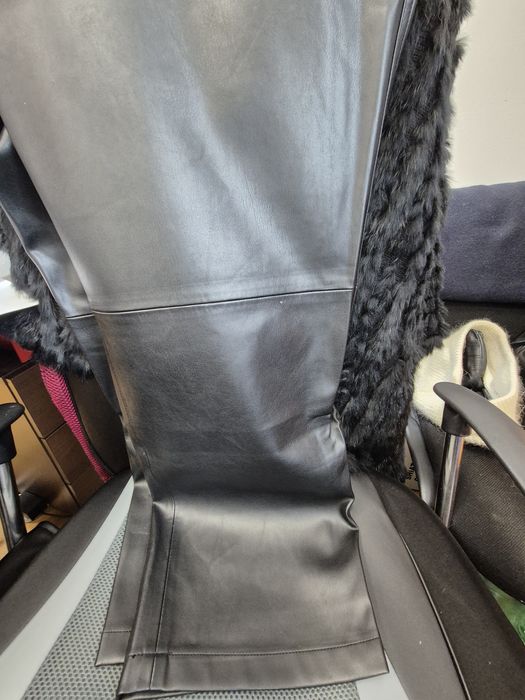 Vand pantaloni efect piele Mango