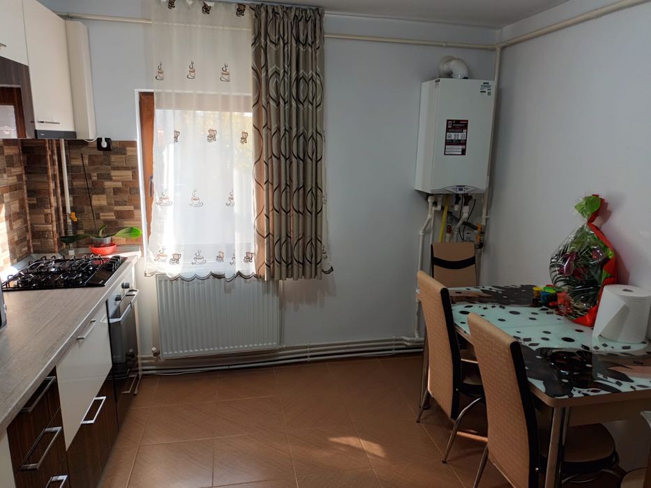 Apartament 3 camere, 2 bai + balcon inchis
