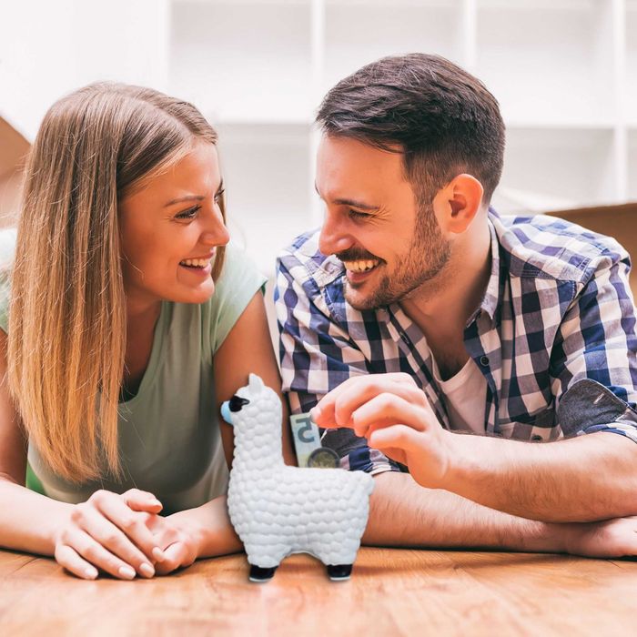 Pusculita Lama Cool design amuzant si ochelari de soare ceramica alb