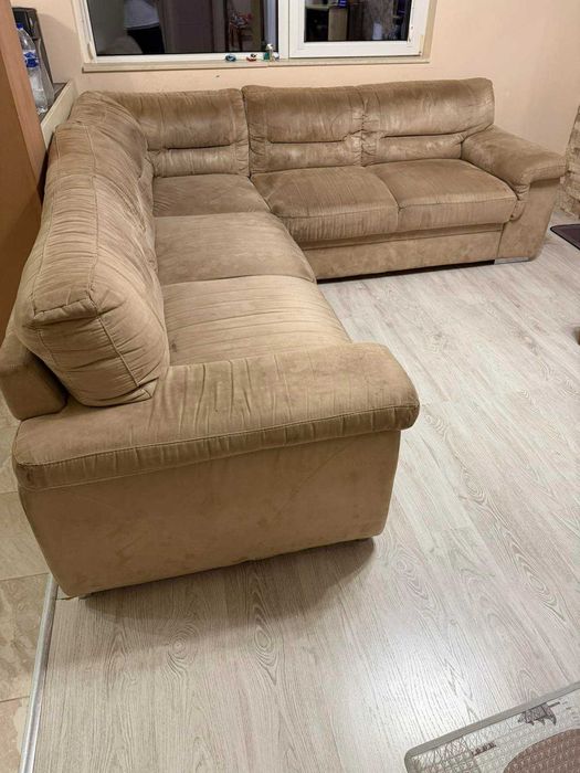 Голям десен ъглов диван (250х240 см) – Цвят Шампанско, с вградено шкафче