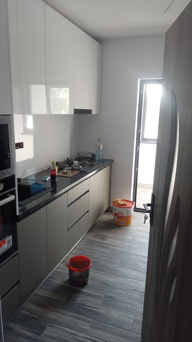 Meseriaș execut lucrari interioare și exterioare.