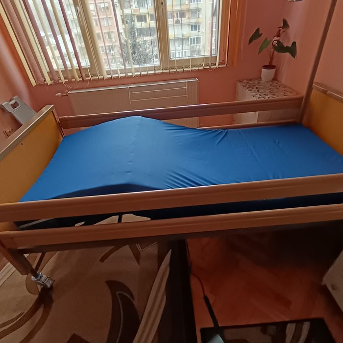 Болнично легло, антидекубитален дюшек и помощна масичка